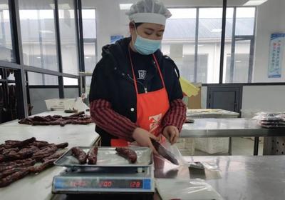 新春走基层丨腊味飘四方 岁末销售忙 腌制食品组合装