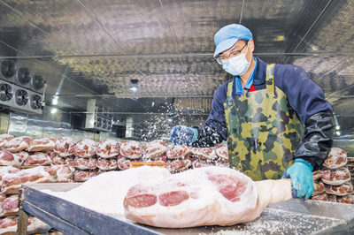 立冬时节腌火腿 传统美味与健康保存的智慧